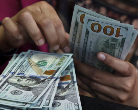 Dollar falls against yen and euro with trade dispute, rate outlook in focus