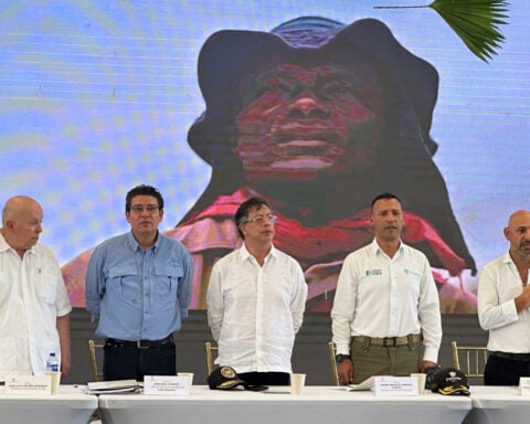 FARC dissidents hand over munitions to Colombia in peace gesture