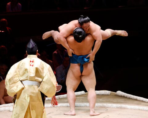 Flipping sumo wrestlers get London tournament rolling