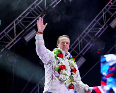 Bolivia's Quiroga promises 'dramatic' economic change if he wins election runoff