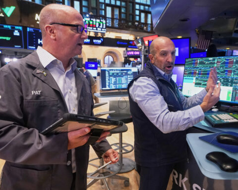 US stocks drop on worries about banks