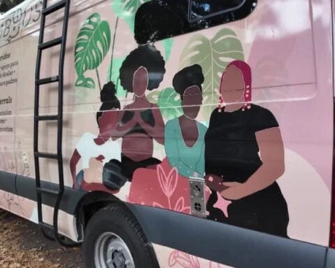 "Womb Bus" connects expecting moms to doulas, maternal health care resources