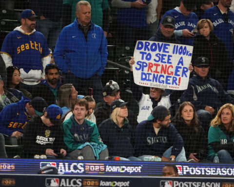 Canadians set aside contempt for tariffs and Trump rhetoric for the love of the Toronto Blue Jays