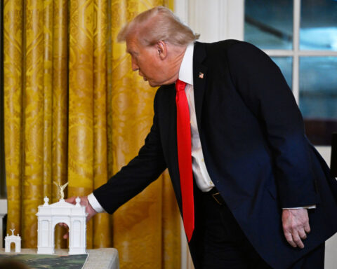 Trump plans to leave his mark on Washington by building a Paris-like arch near the Lincoln Memorial