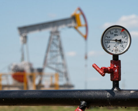 Oil set for weekly loss as global conflicts ease, signs of glut emerge