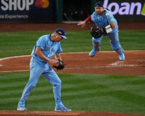 Scherzer turns back the clock and Blue Jays beat Mariners 8-2 in Game 4 to even ALCS