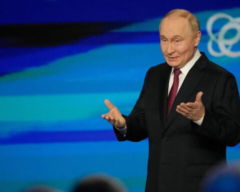 Putin held meeting of top officials following call with Trump