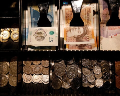 Pound struggles as investors flock to safe havens