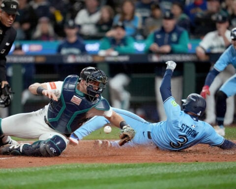 Dodgers close in on second straight World Series appearance, Blue Jays knot up ALCS against Mariners