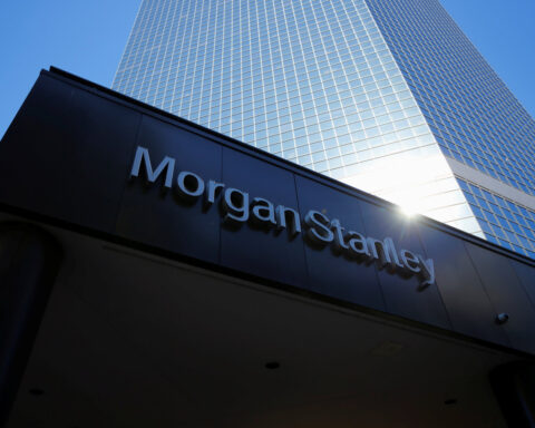 U.S. equity funds regain inflows on rate-cut bets, upbeat earnings