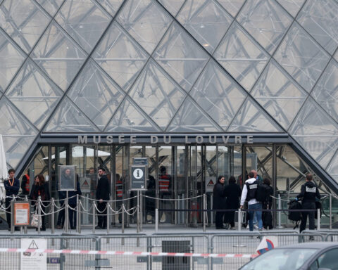 What jewels did the Louvre thieves steal?