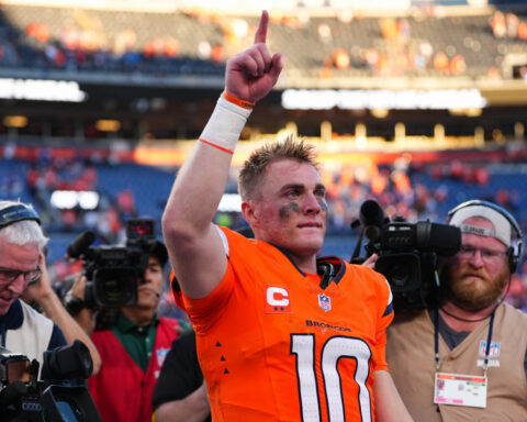 Broncos stun Giants 33-32 with last-second field goal in historic comeback