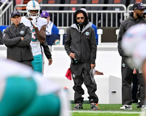 Historic and dramatic comebacks, second-year QB breaks Tom Brady record and high-profile benchings: NFL Week 7 Sunday review