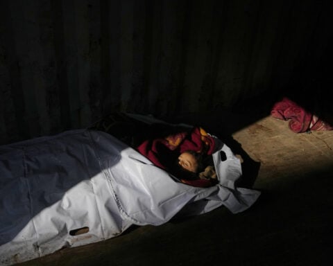 US envoys visit Israel to bolster truce, and Gaza militants hand over a hostage's remains