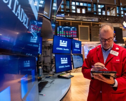 Dow gains 500 points as Wall Street embraces robust corporate earnings