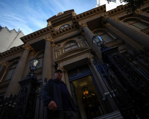 Argentina's central bank says it signed $20 billion currency swap deal with US