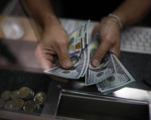 Dollar wavers with politics and trade tensions in focus