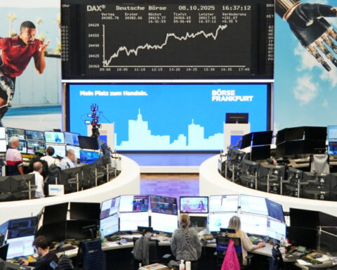 European shares gain, French stocks at highs as investors focus on earnings