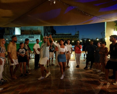 Cubans keep salsa tradition alive with neighborhood lessons