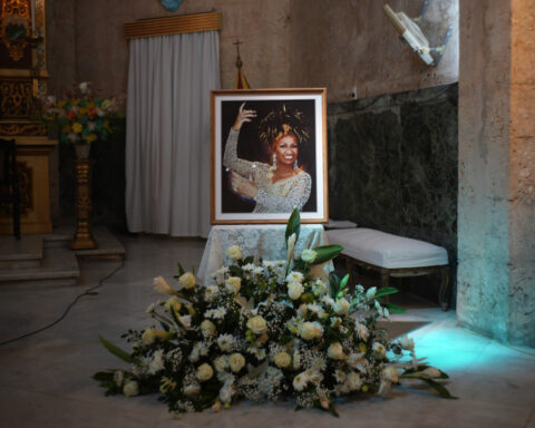 Mass to honor salsa singer Celia Cruz draws hundreds in Cuba after authorities shut down performance