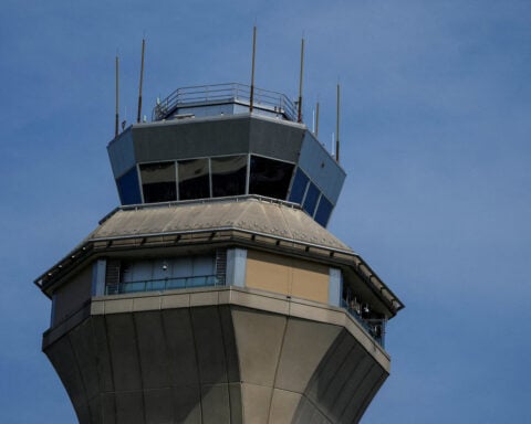 FAA staffing issues delaying flights at Houston, Newark airports