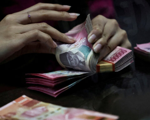 Indonesia's central bank pauses rate cuts, flags more easing