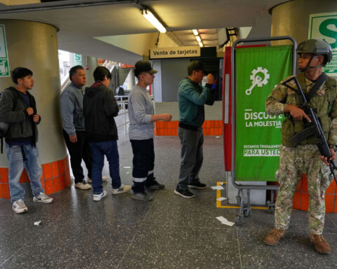 Military and police patrol streets of Peru’s capital as state of emergency begins