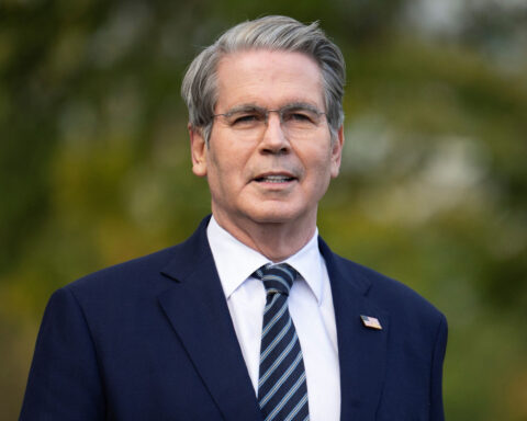 US sanctions Russia’s two largest oil companies and calls on Moscow to agree to immediate ceasefire