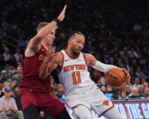 Mike Brown gets a win and a hug from Spike Lee in his first game as Knicks coach