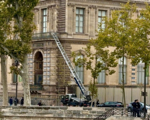 No security cameras covered Louvre balcony where thieves entered, director says