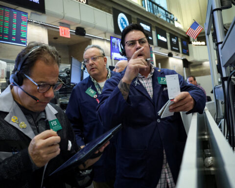 Wall St ends higher amid mixed earnings, Trump-Xi meeting confirmed