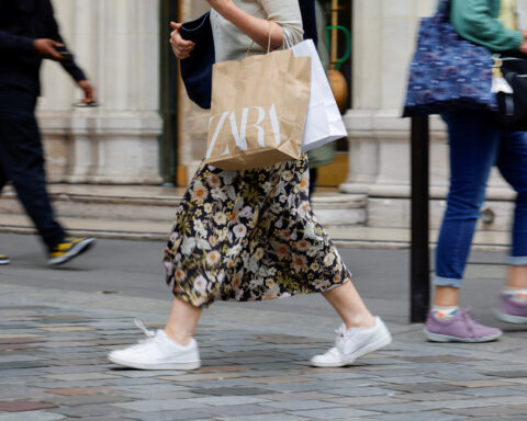 Euro zone consumer confidence rises to -14.2 in October