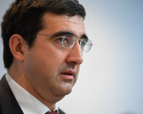Former world chess champion Vladimir Kramnik to face probe over online comments about rival