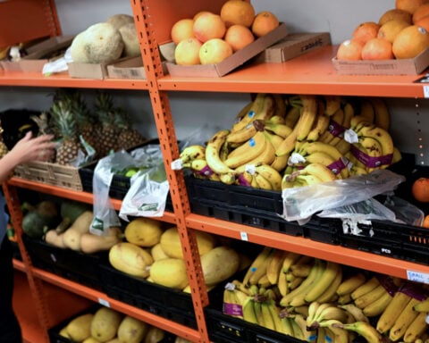 US states warn food aid benefits will halt if federal shutdown drags on