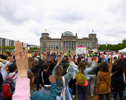 German mothers earn 30,000 euros less than women without children, study shows