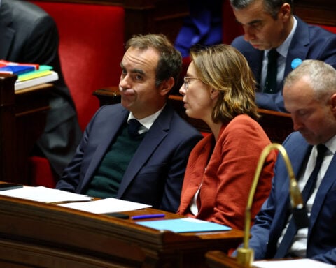 France's Socialists threaten to oust government amid fraught budget talks