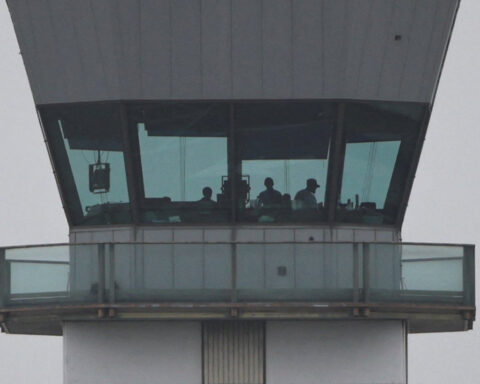 US expects more flight delays as controllers soon to miss paychecks