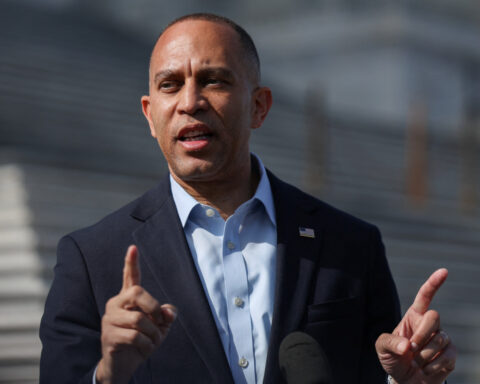 Jeffries ends the suspense, endorses Mamdani in NY mayor's race