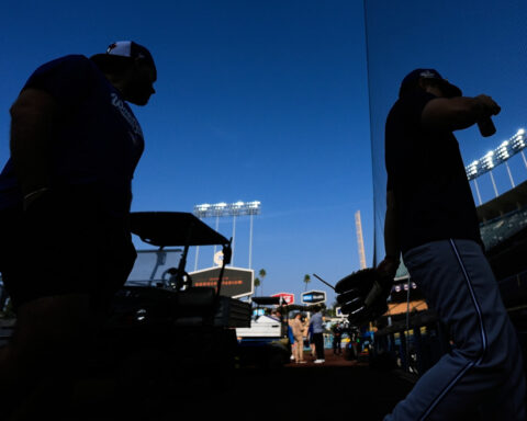 Dodgers manager Dave Roberts had flight delay getting home from Toronto after World Series Game 2