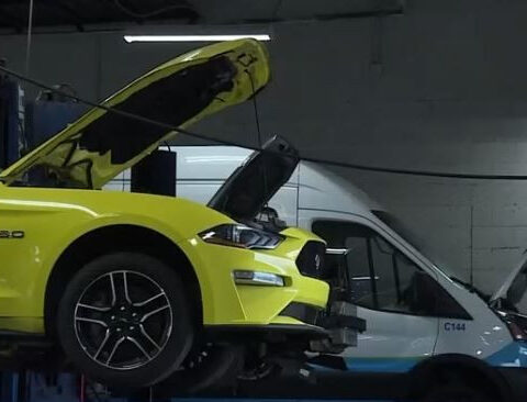 Auto shop offers free or discounted repairs to federal workers during government shutdown