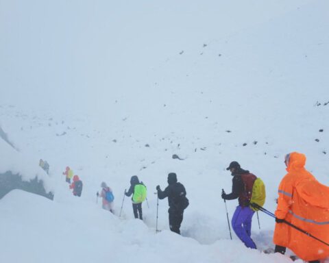 Heavy snowfall from cyclone winds halts Everest tourism in Nepal, Tibet