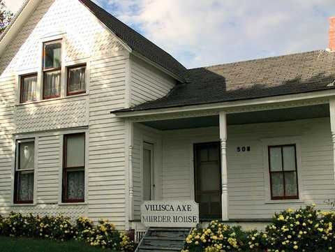Team of ghost hunters investigate infamous Villisca Axe Murder House, trying to solve decades-old case