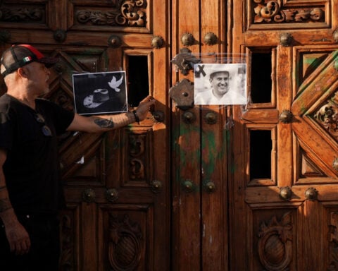 Murder of outspoken anti-crime mayor spurs violent protests in Mexican state