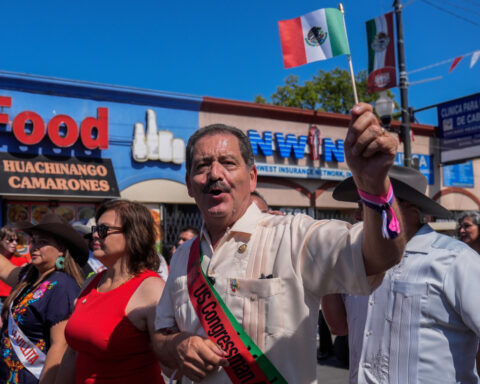 Illinois congressman forgoes reelection with eyebrow-raising move to place chief of staff on ballot