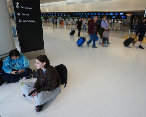 US airlines cancel more than 2,500 weekend flights largely due to government shutdown