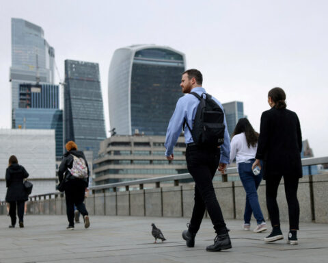 UK firms plan 3% pay rises in coming year, see AI hit to jobs, survey shows
