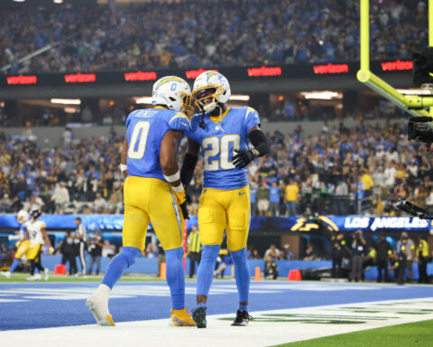 Chargers humble Aaron Rodgers and Steelers 25-10 in prime time for 3rd straight win