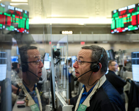Wall Street advances on hopes of government reopening