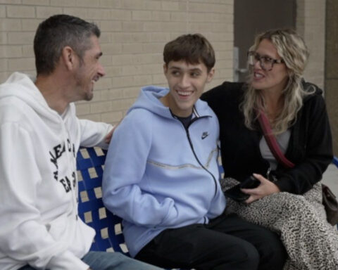 High school football player survives life-threatening kidney injury thanks to opposing team's trainer