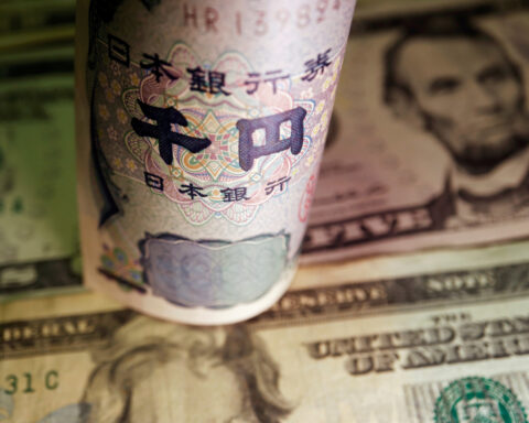 Dollar slides, euro and yen gain as US labor market weakens